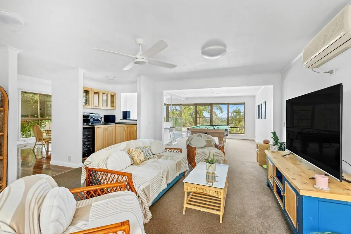 Luxe & Spacious Gem With Pool, Ocean Views, Snooker Table Alexandra Headland
