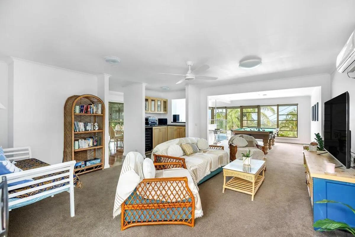 Semesterbostad Luxe & Spacious Gem With Pool, Ocean Views, Snooker Table Alexandra Headland